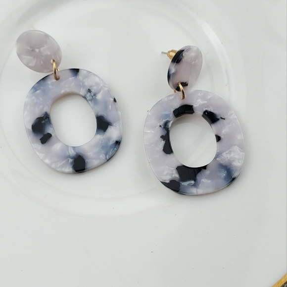 💫 5/$25 Acrylic Boho Earrings - Picture 5 of 5